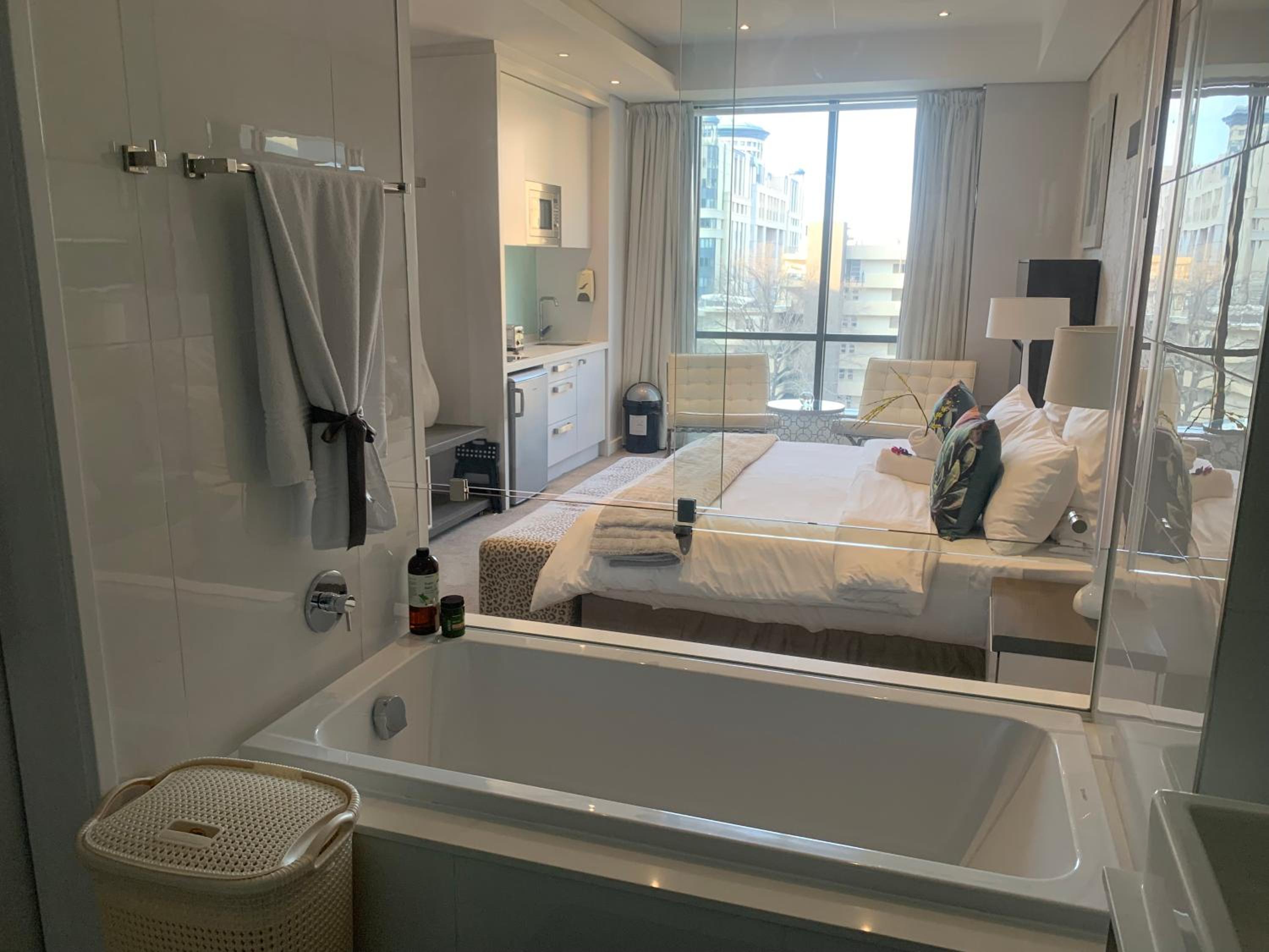 Sandton Skye Stylish Apartment free WIFI & Gym