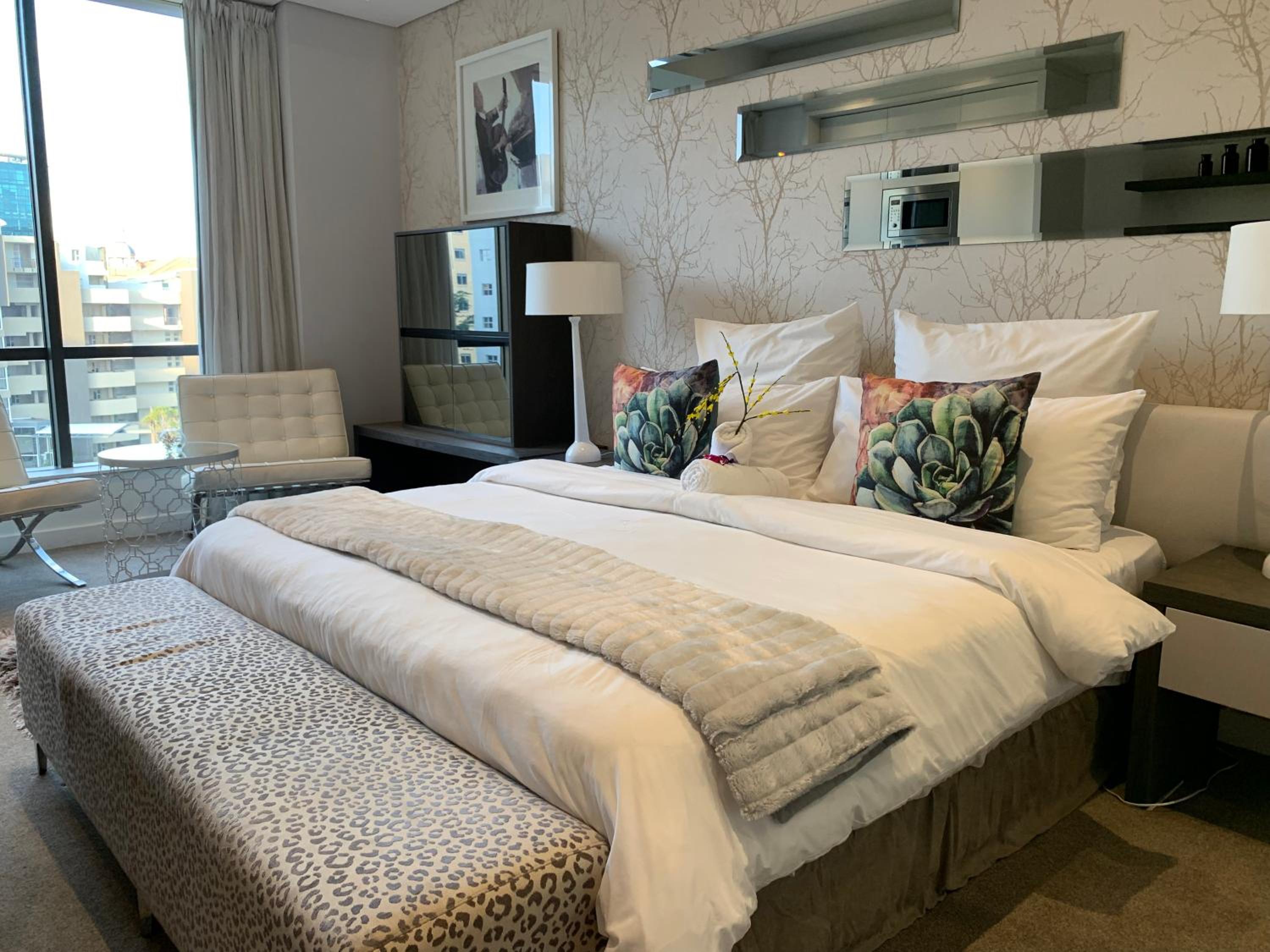 Sandton Skye Stylish Apartment free WIFI & Gym