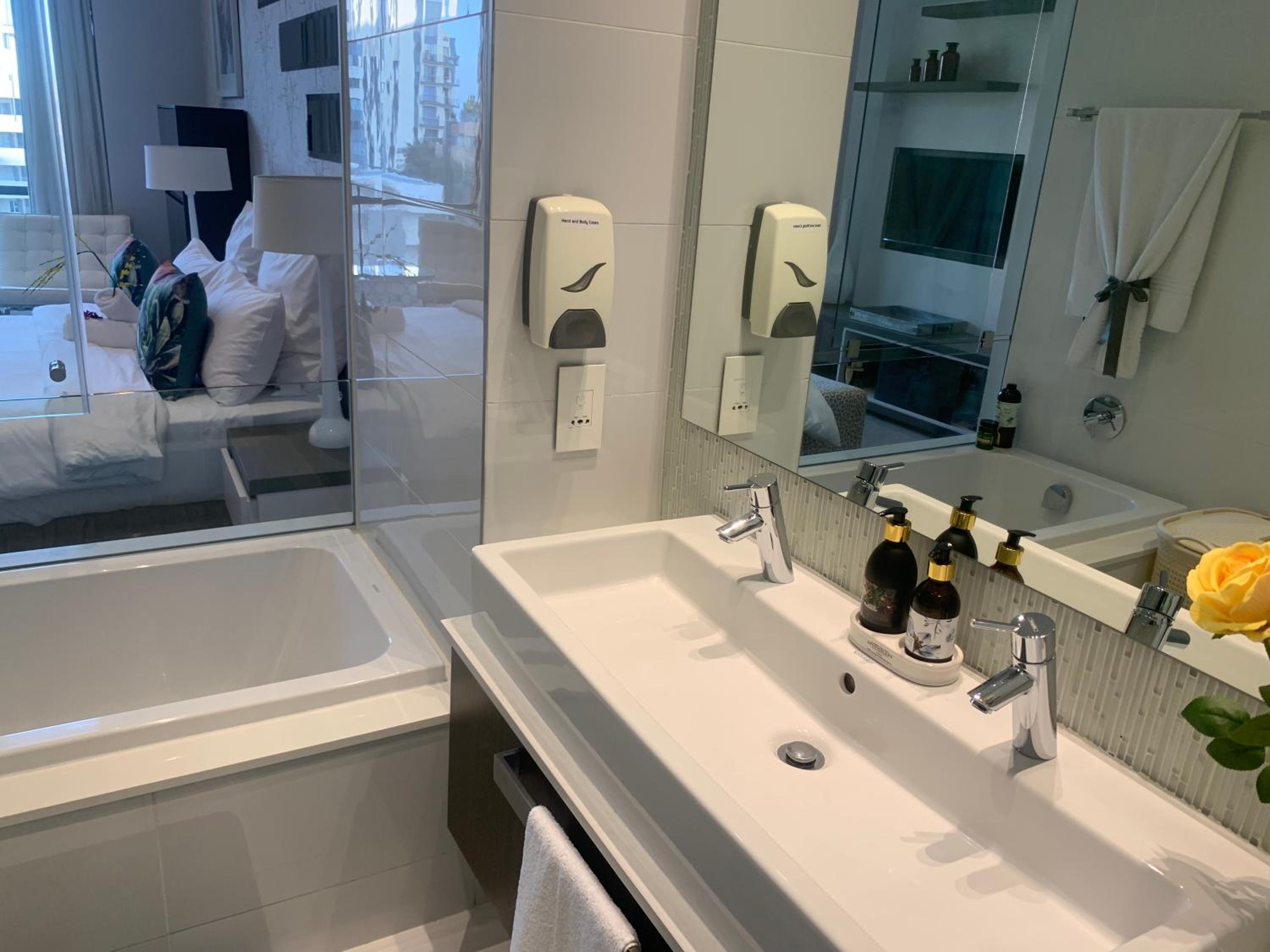 Sandton Skye Stylish Apartment free WIFI & Gym