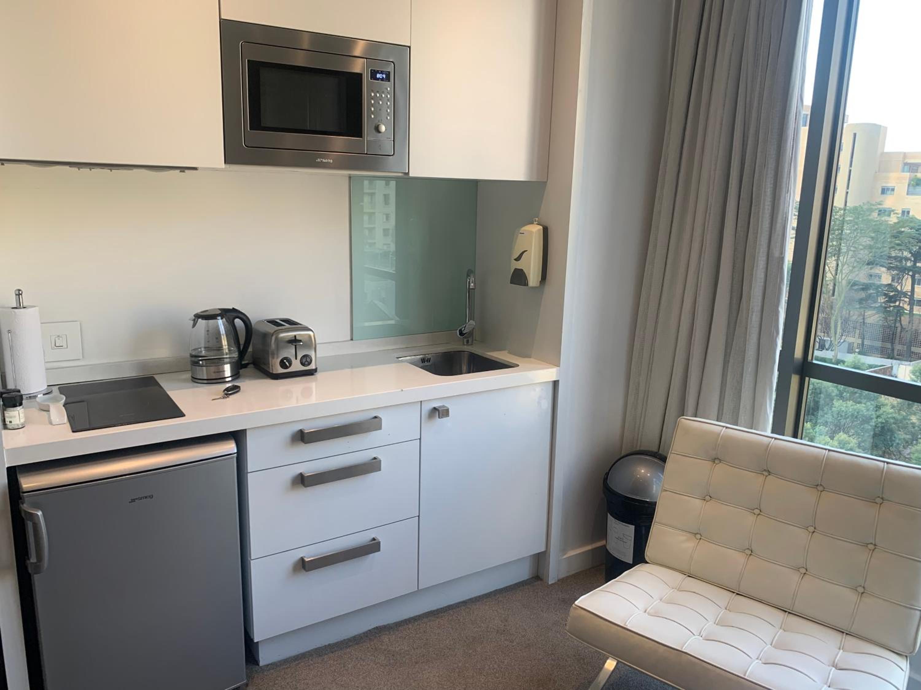Sandton Skye Stylish Apartment free WIFI & Gym