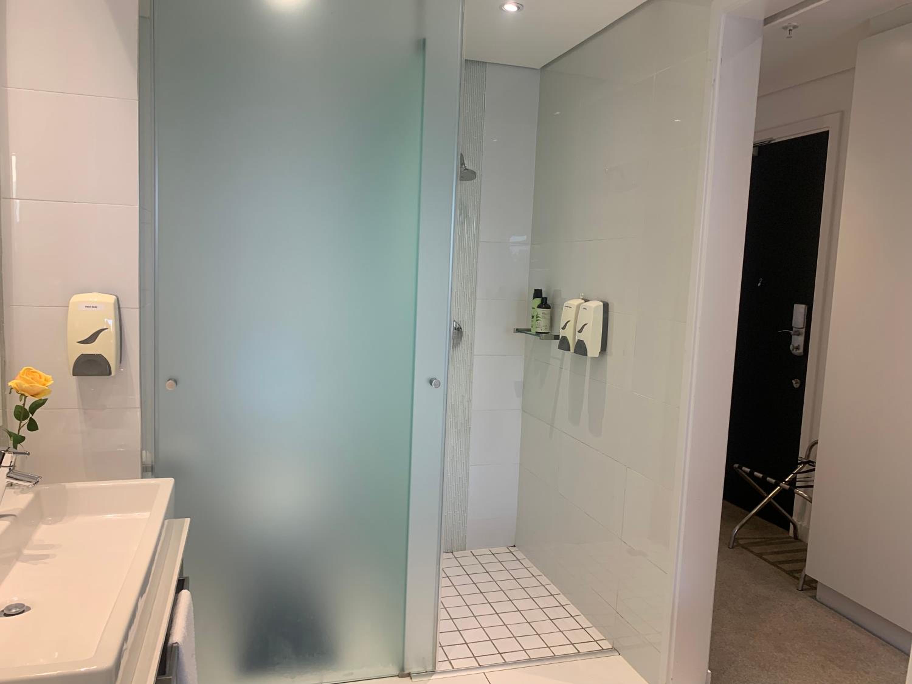 Sandton Skye Stylish Apartment free WIFI & Gym