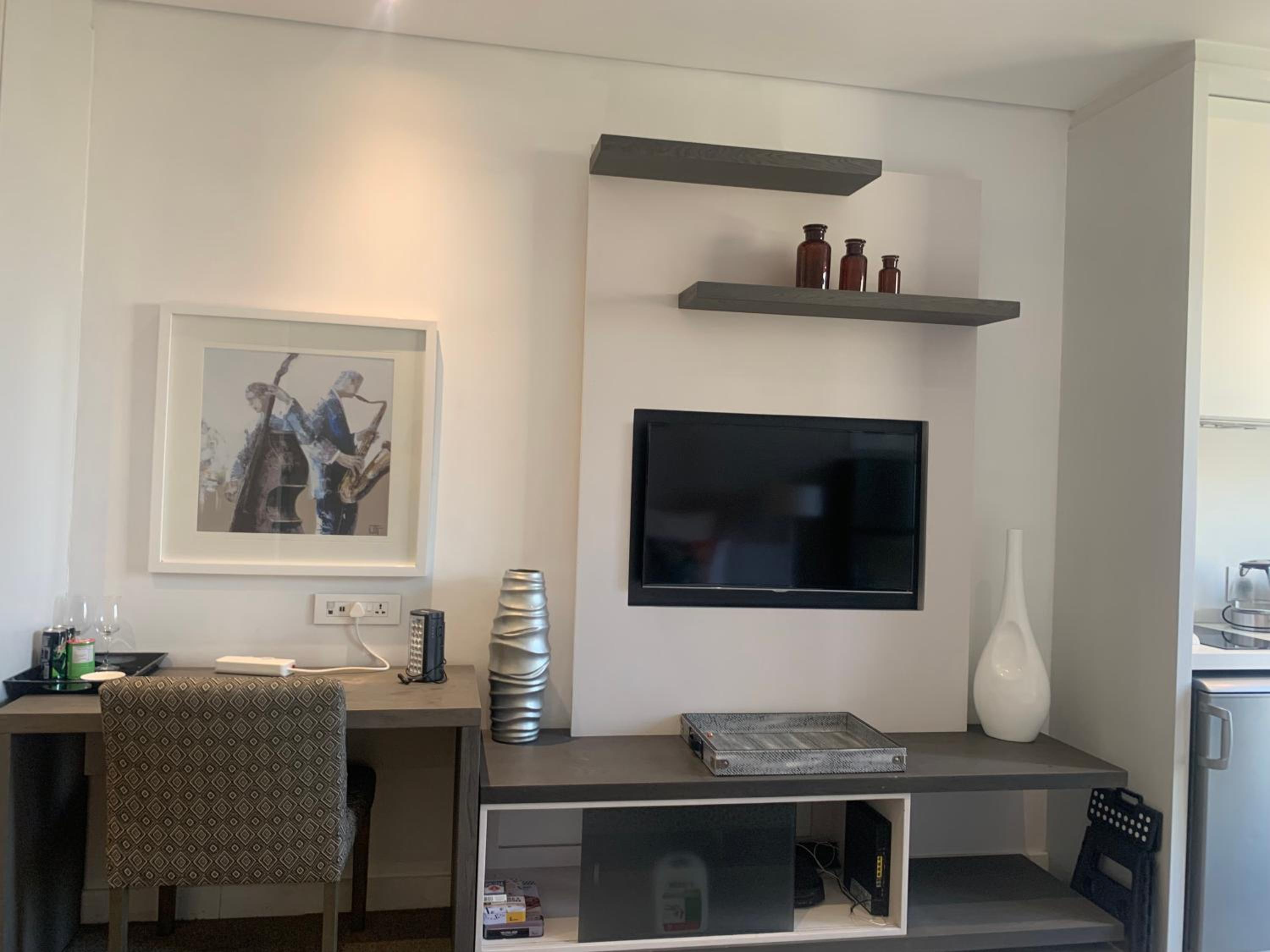 Sandton Skye Stylish Apartment free WIFI & Gym