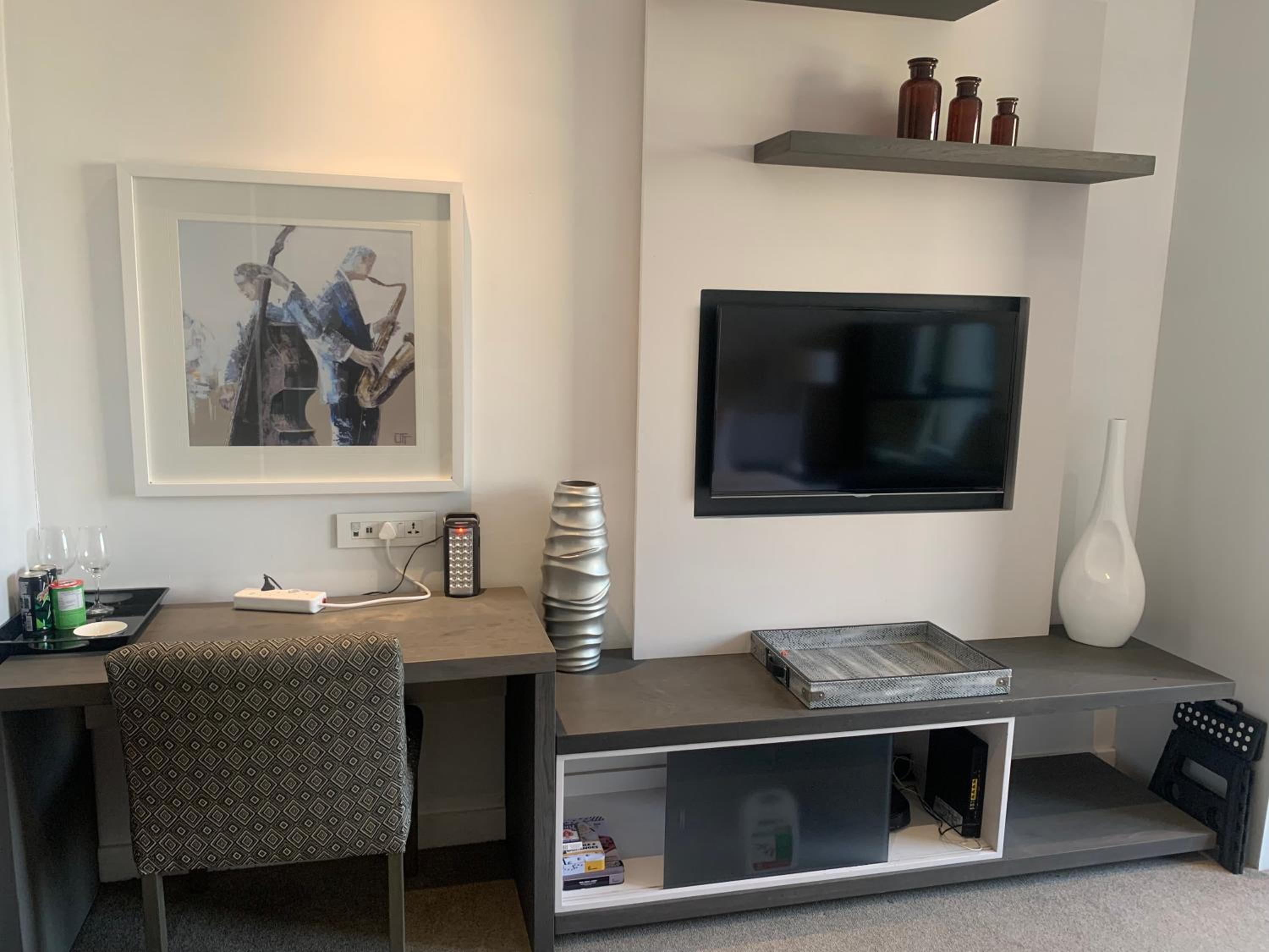 Sandton Skye Stylish Apartment free WIFI & Gym