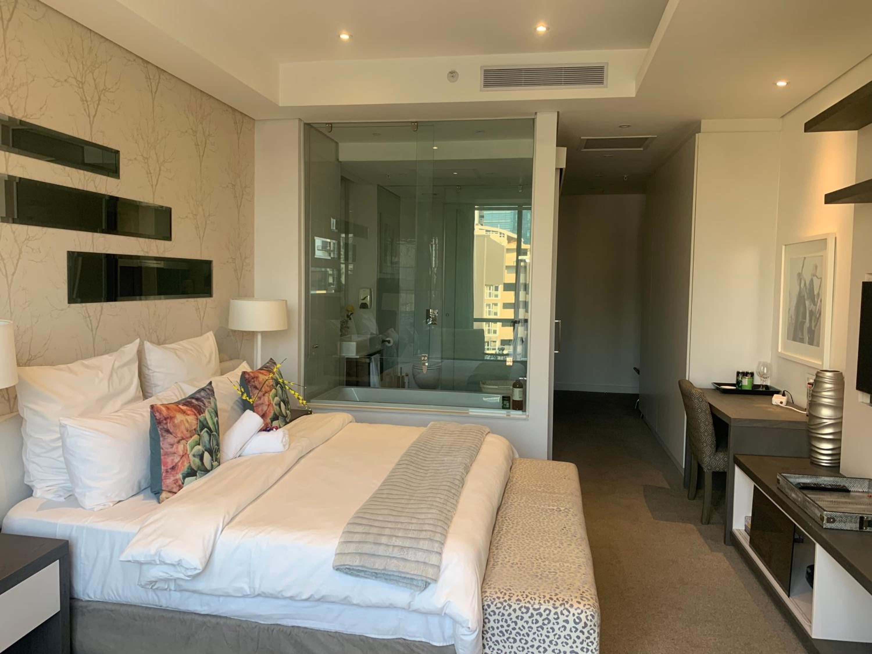 Sandton Skye Stylish Apartment free WIFI & Gym
