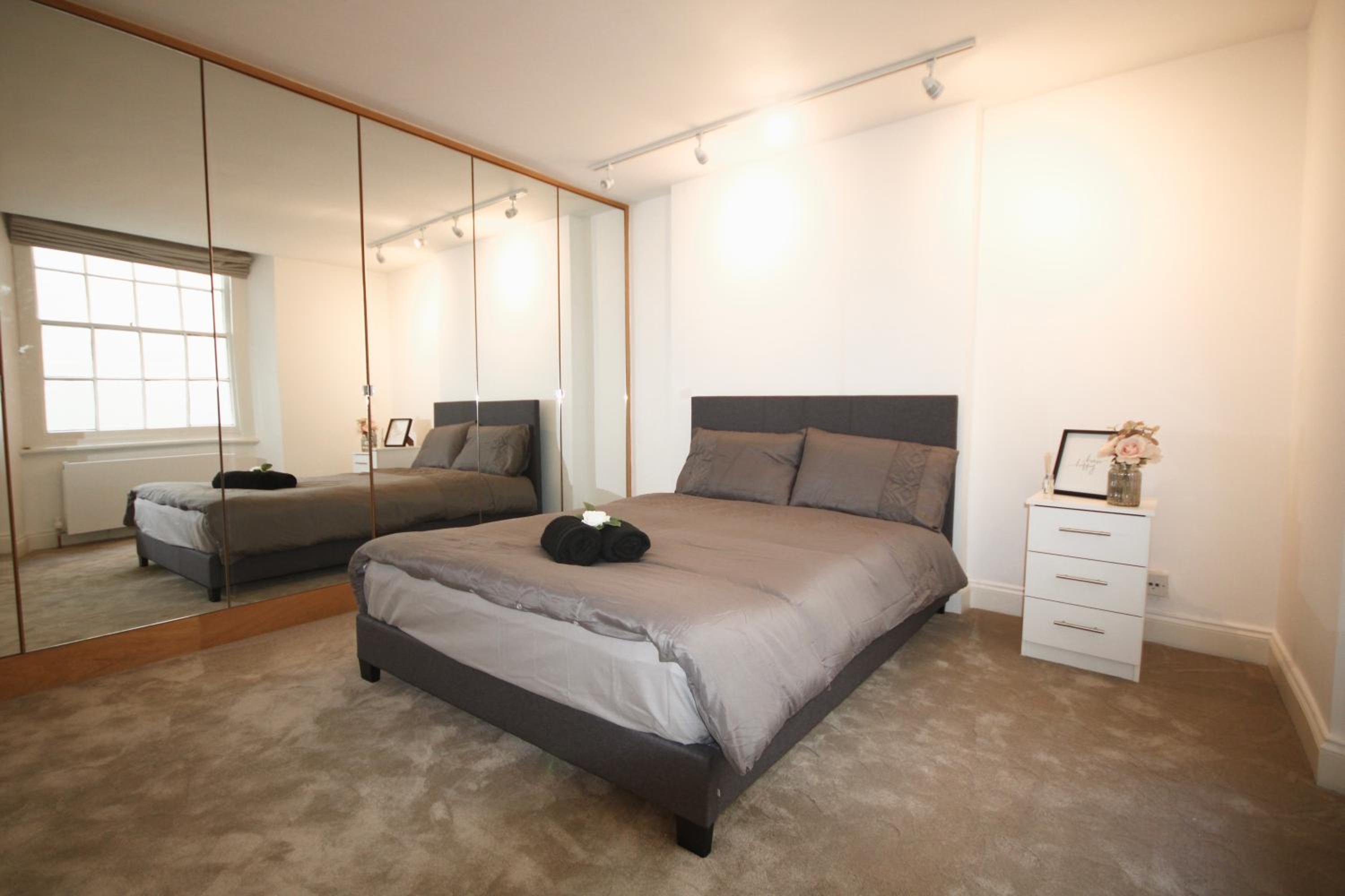 Superb flat near Victoria station
