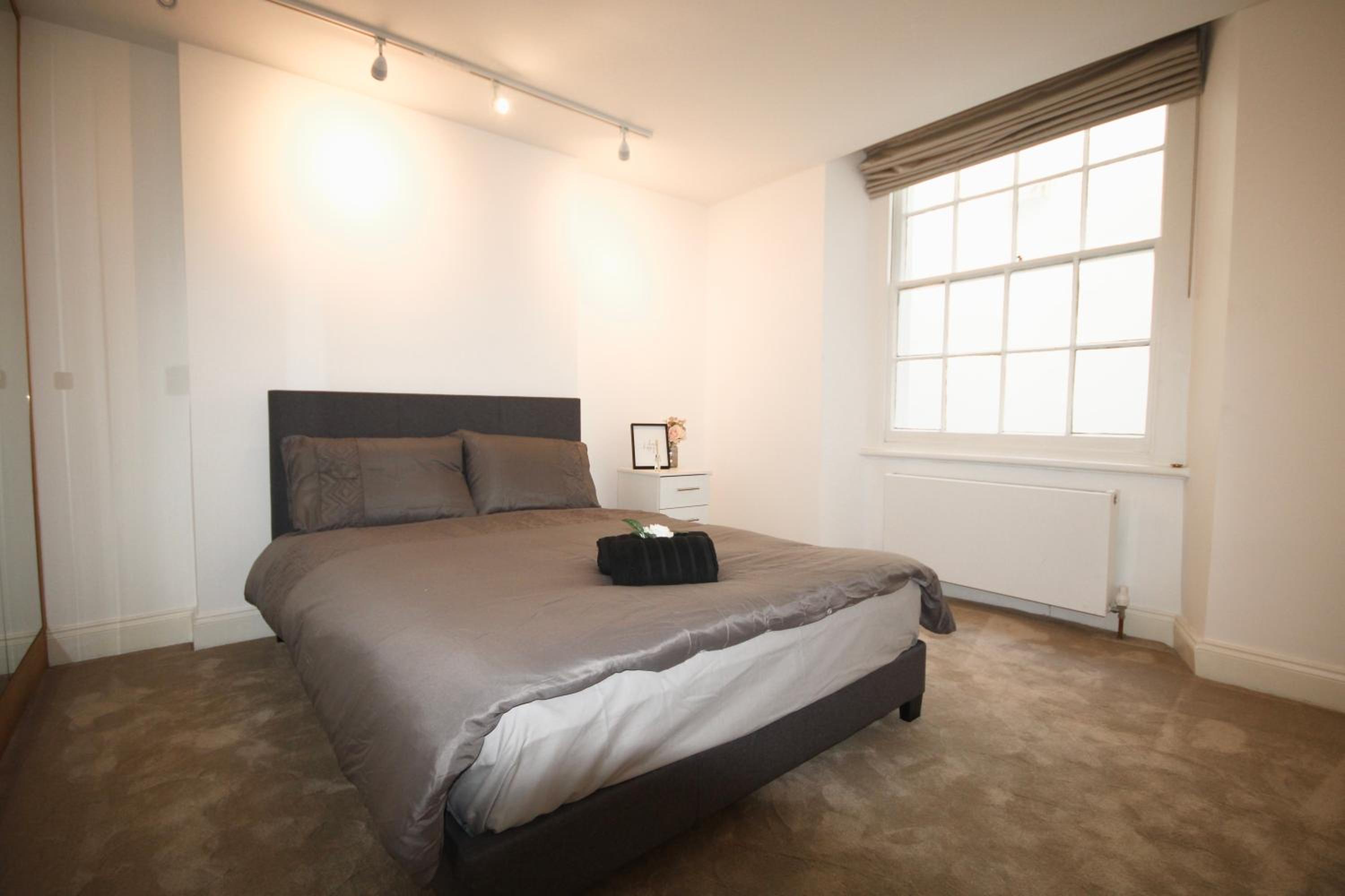 Superb flat near Victoria station