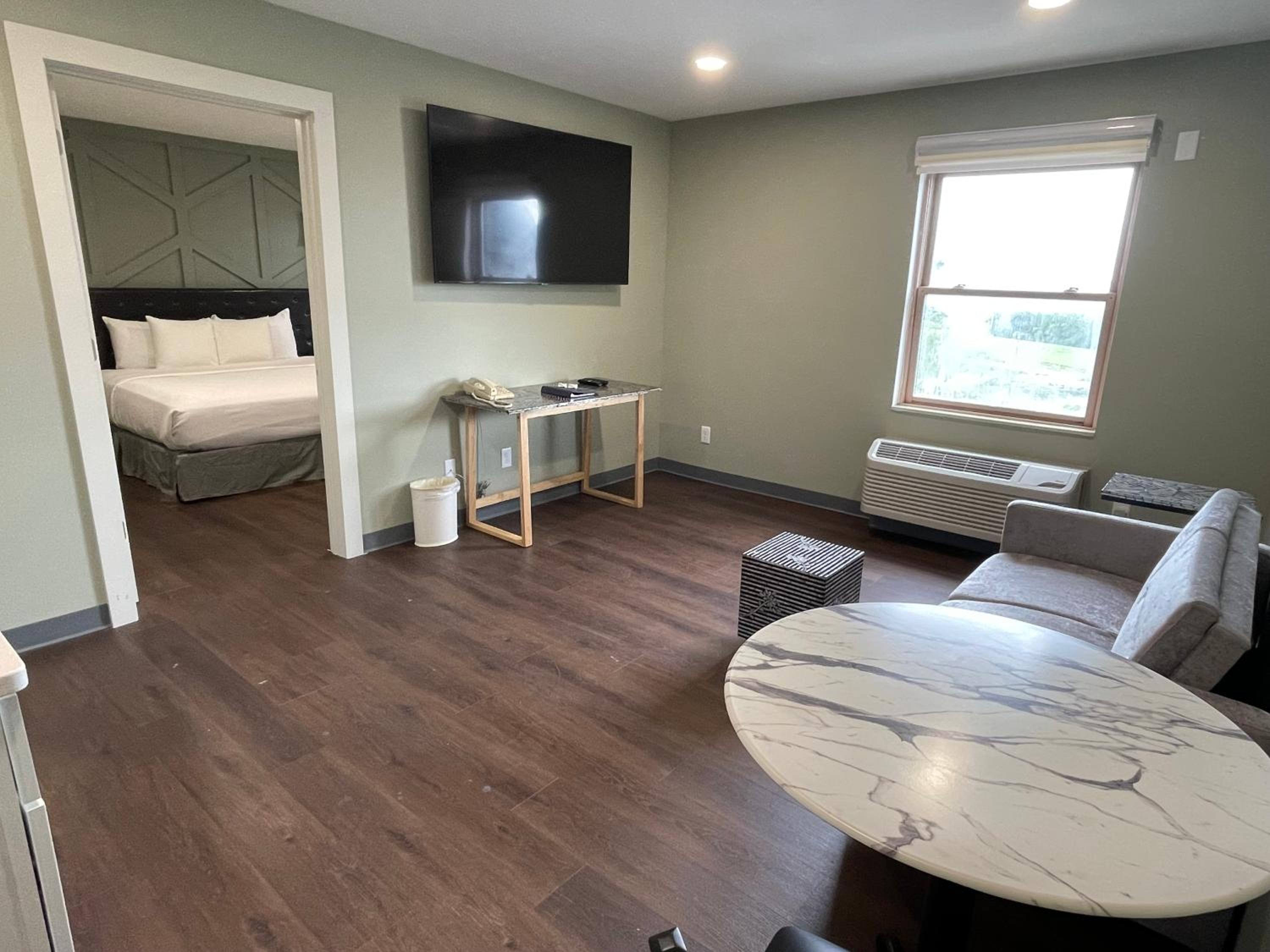 Bloomington Vacations - The Chateau Bloomington Hotel and Conference Center - Property Image 5