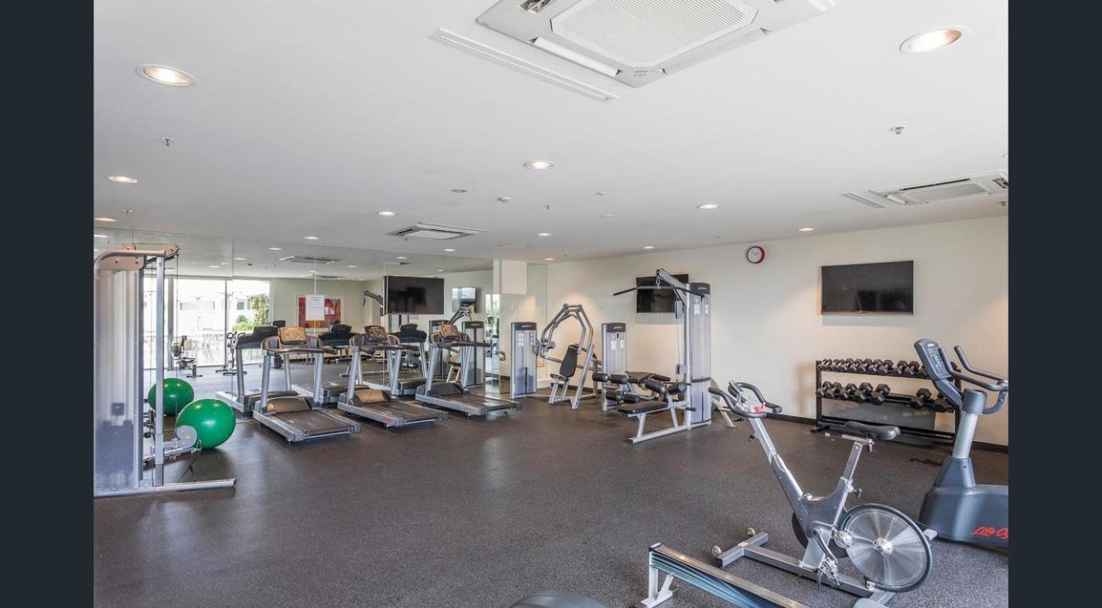Luxury 2 Bedroom Suite near Adelaide with a car park