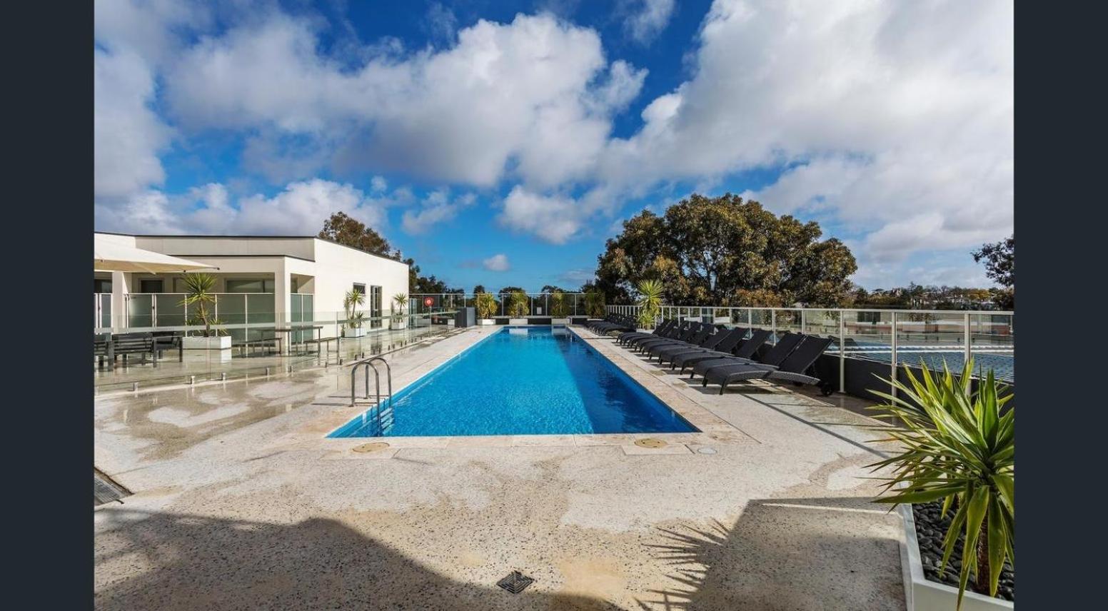 Luxury 2 Bedroom Suite near Adelaide with a car park