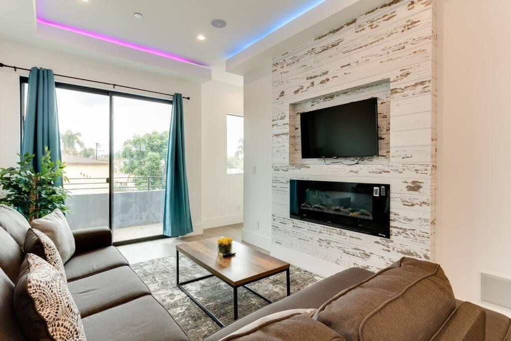 Luxury Modern 4 bedroom 3 Bath Home With Rooftop Deck #3