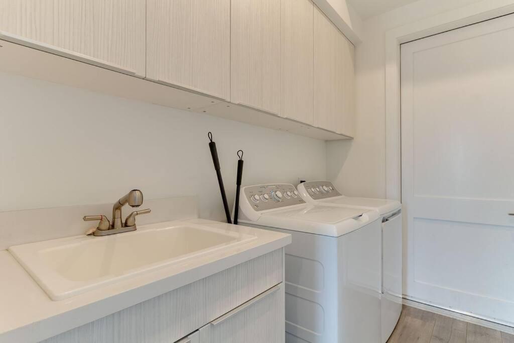 Luxury Modern 4 bedroom 3 Bath Home With Rooftop Deck #3