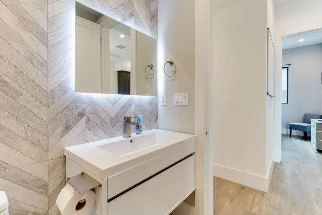 Luxury Modern 4 bedroom 3 Bath Home With Rooftop Deck #3
