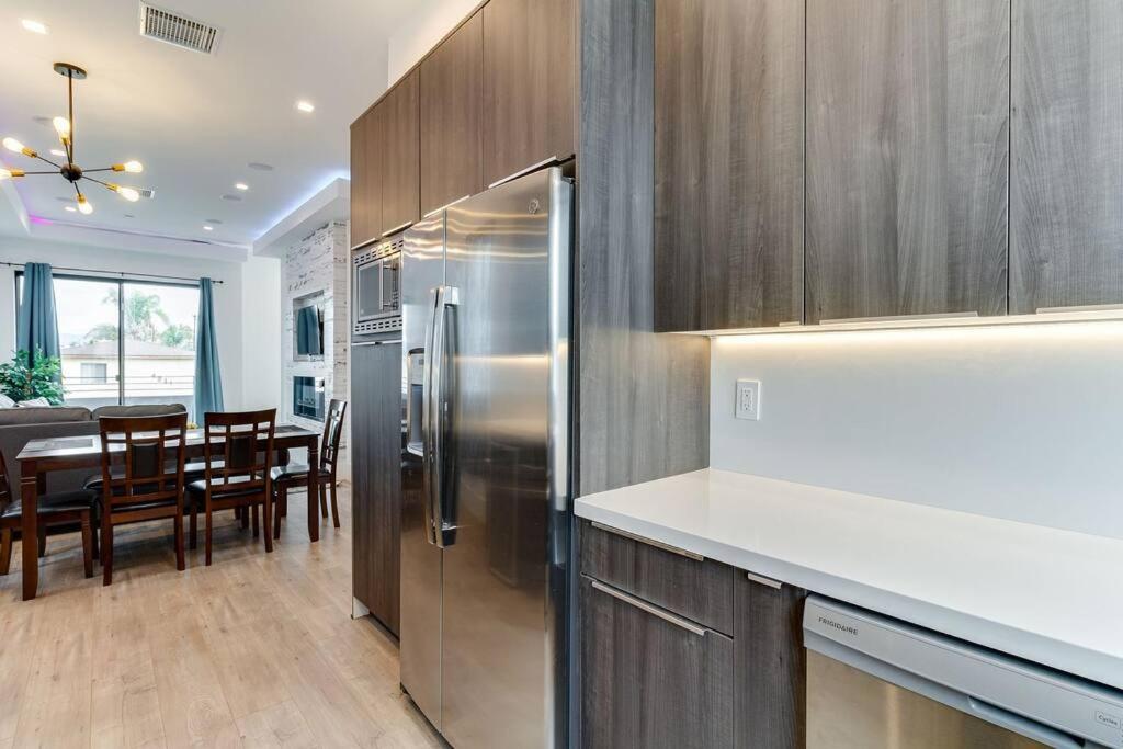 Luxury Modern 4 bedroom 3 Bath Home With Rooftop Deck #3