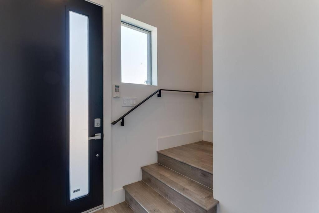 Luxury Modern 4 bedroom 3 Bath Home With Rooftop Deck #3