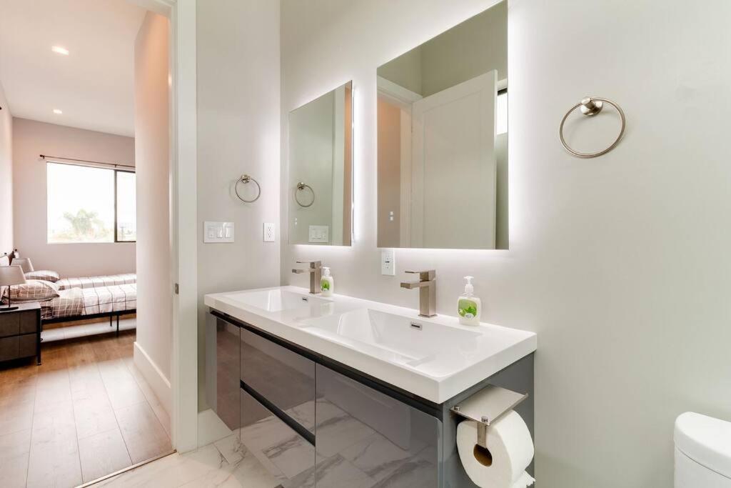 Luxury Modern 4 bedroom 3 Bath Home With Rooftop Deck #3