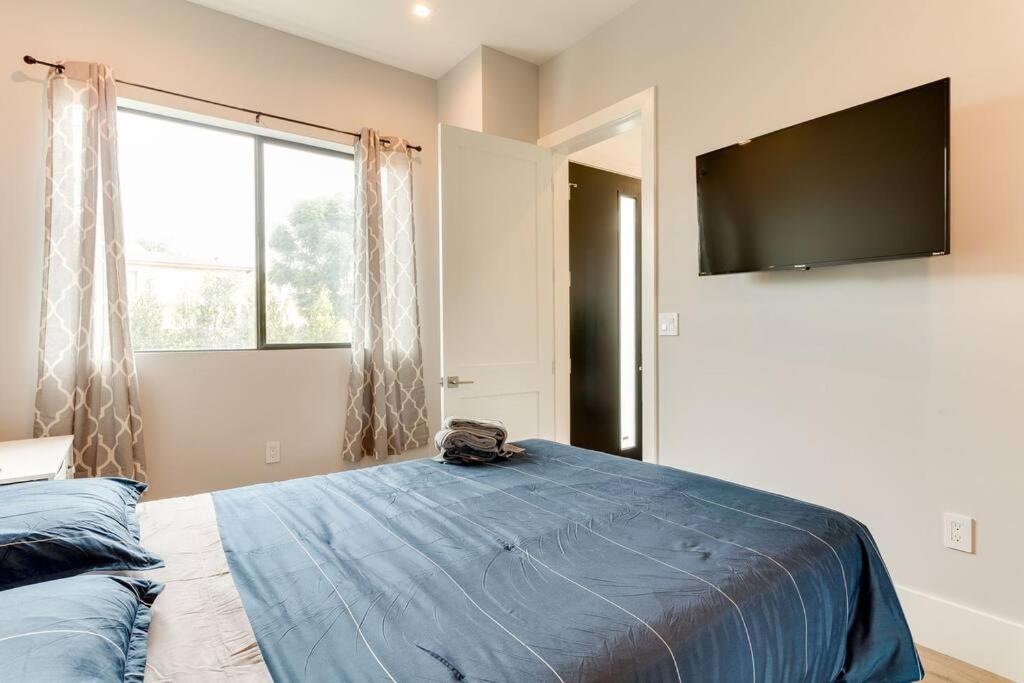 Luxury Modern 4 bedroom 3 Bath Home With Rooftop Deck #3