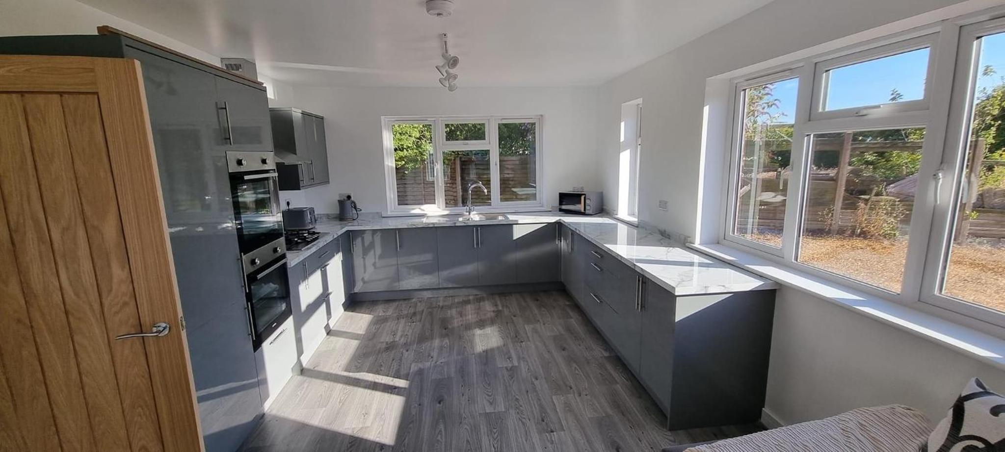 House - Sleeps 14 onsite parking & pets allowed view 3