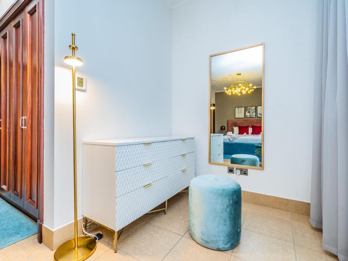 Colorful Apartment near Dubai Mall with Balcony