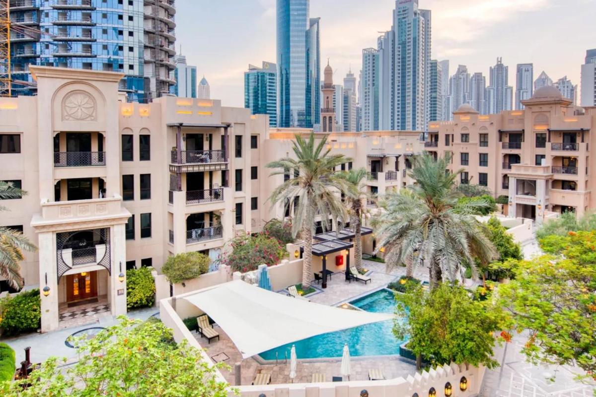 Colorful Apartment near Dubai Mall with Balcony