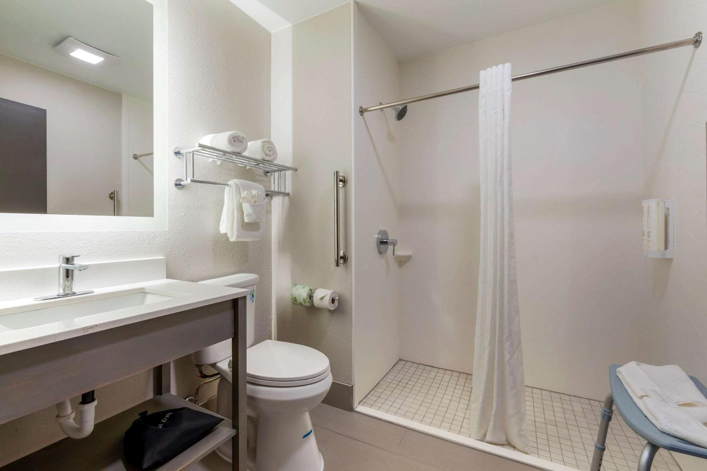 Tomah Vacations - Clarion Pointe Tomah - Property Image 11