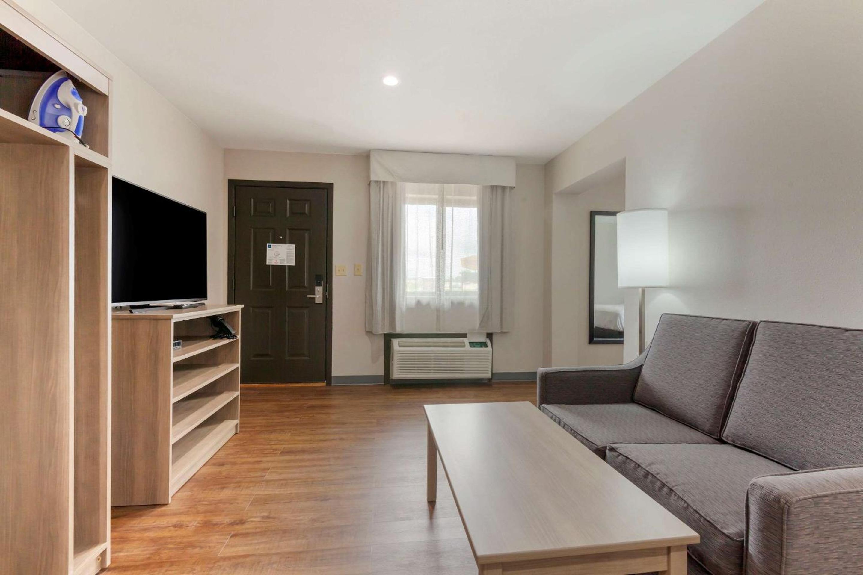 Tomah Vacations - Clarion Pointe Tomah - Property Image 3