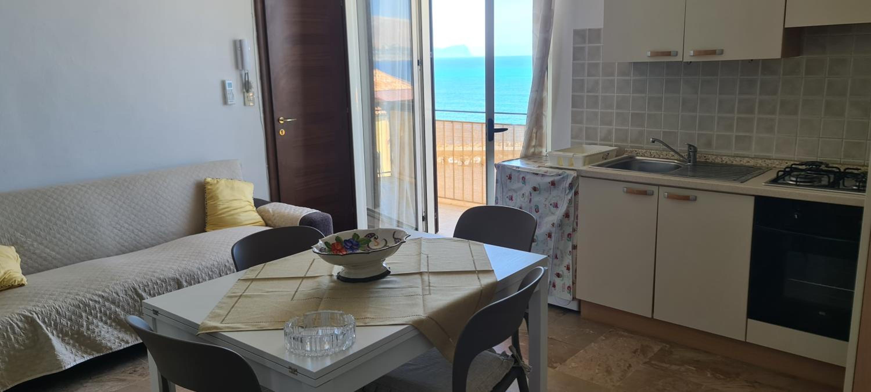 Vista Mare Marina Trappeto en Trappeto — kitchen