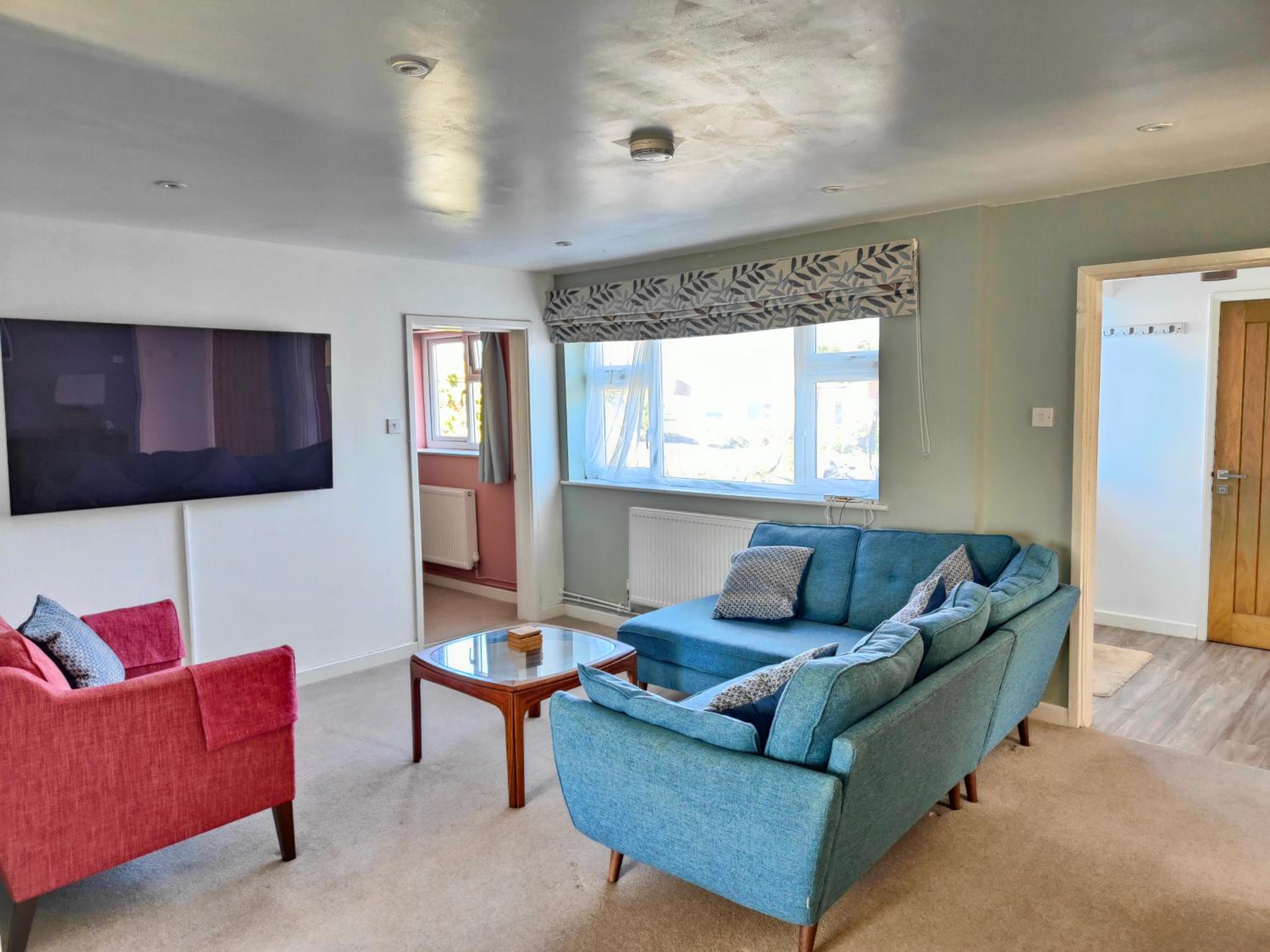 Seaside bungalow 5 mins walk to beach and town view 3