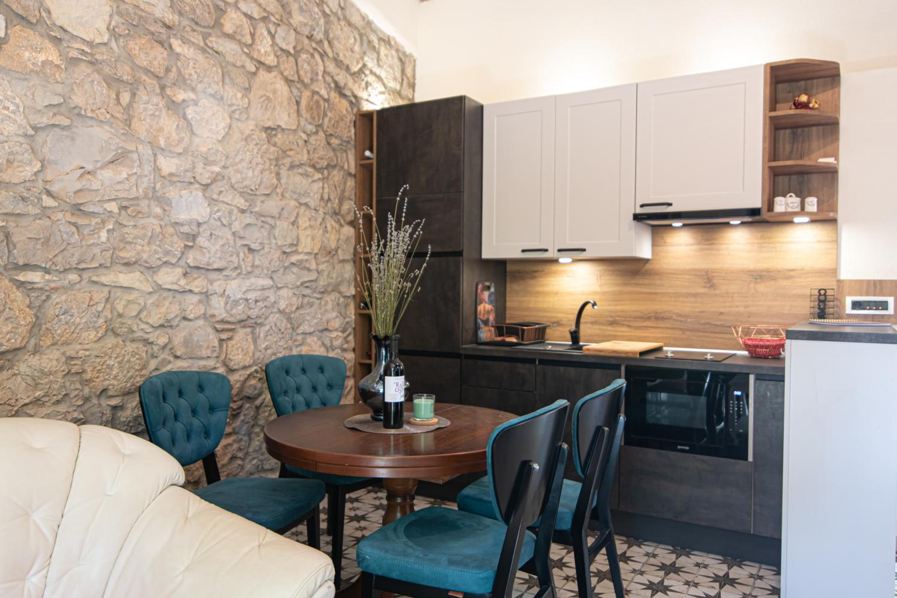 Vrhi Cicarije - Brgudac, Opatija with free parking