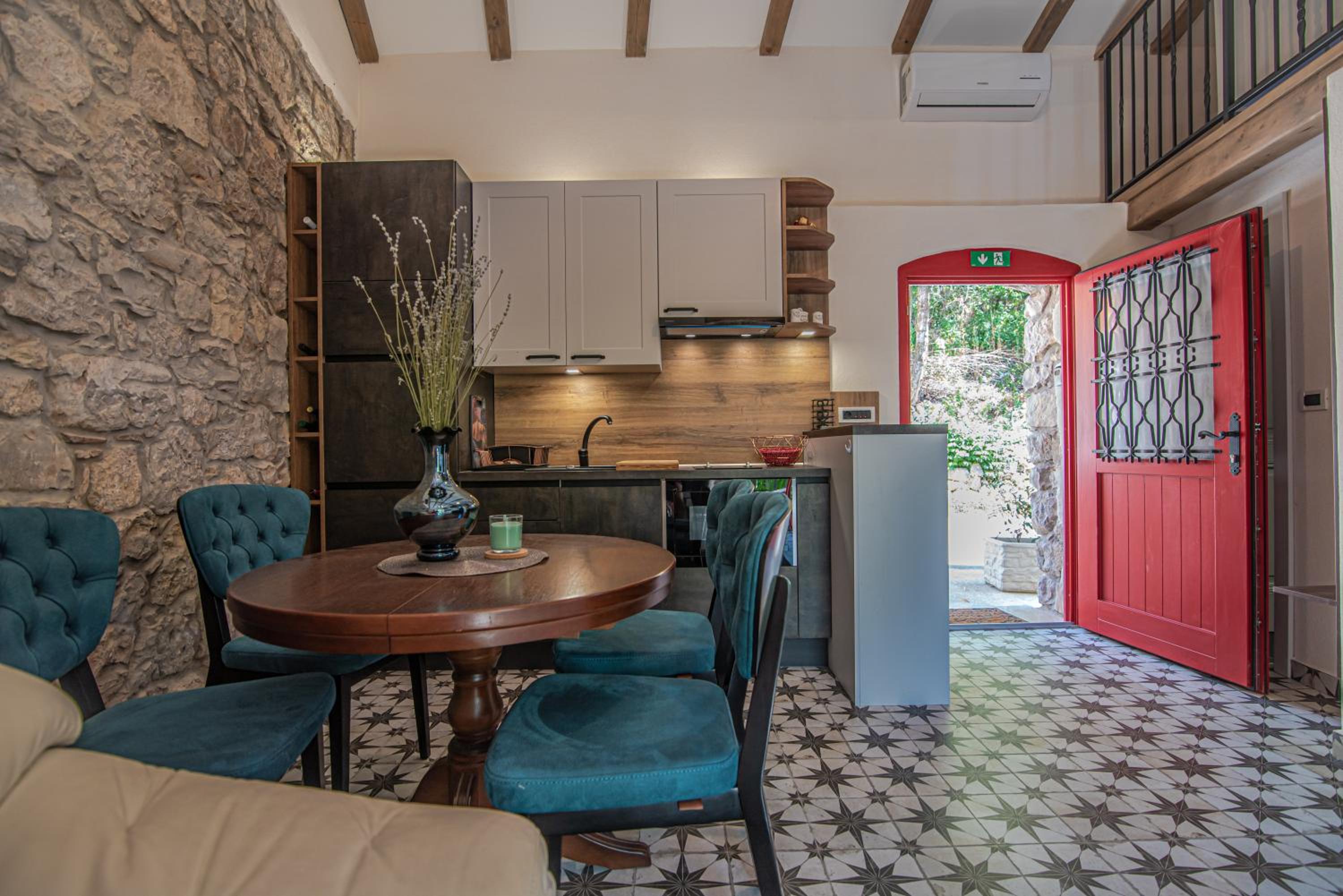 Vrhi Cicarije - Brgudac, Opatija with free parking