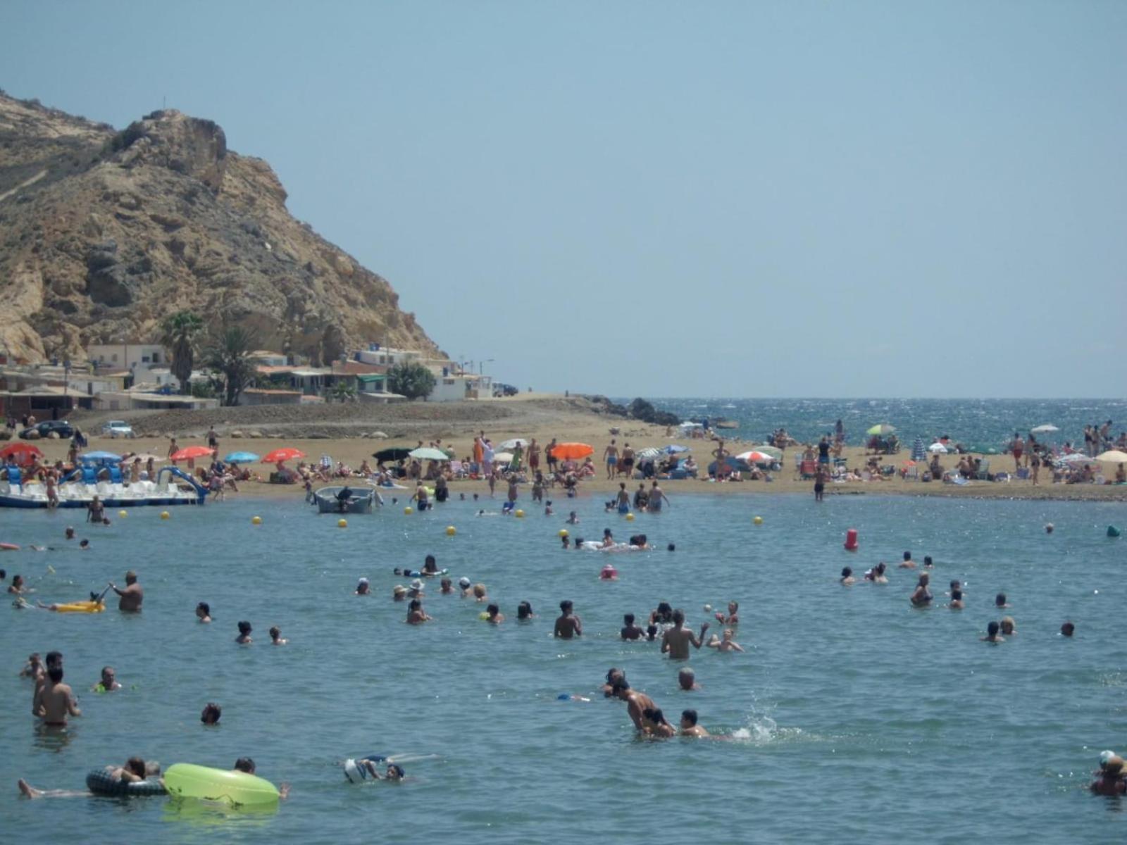 Apartamento con piscina en primera linea de playa