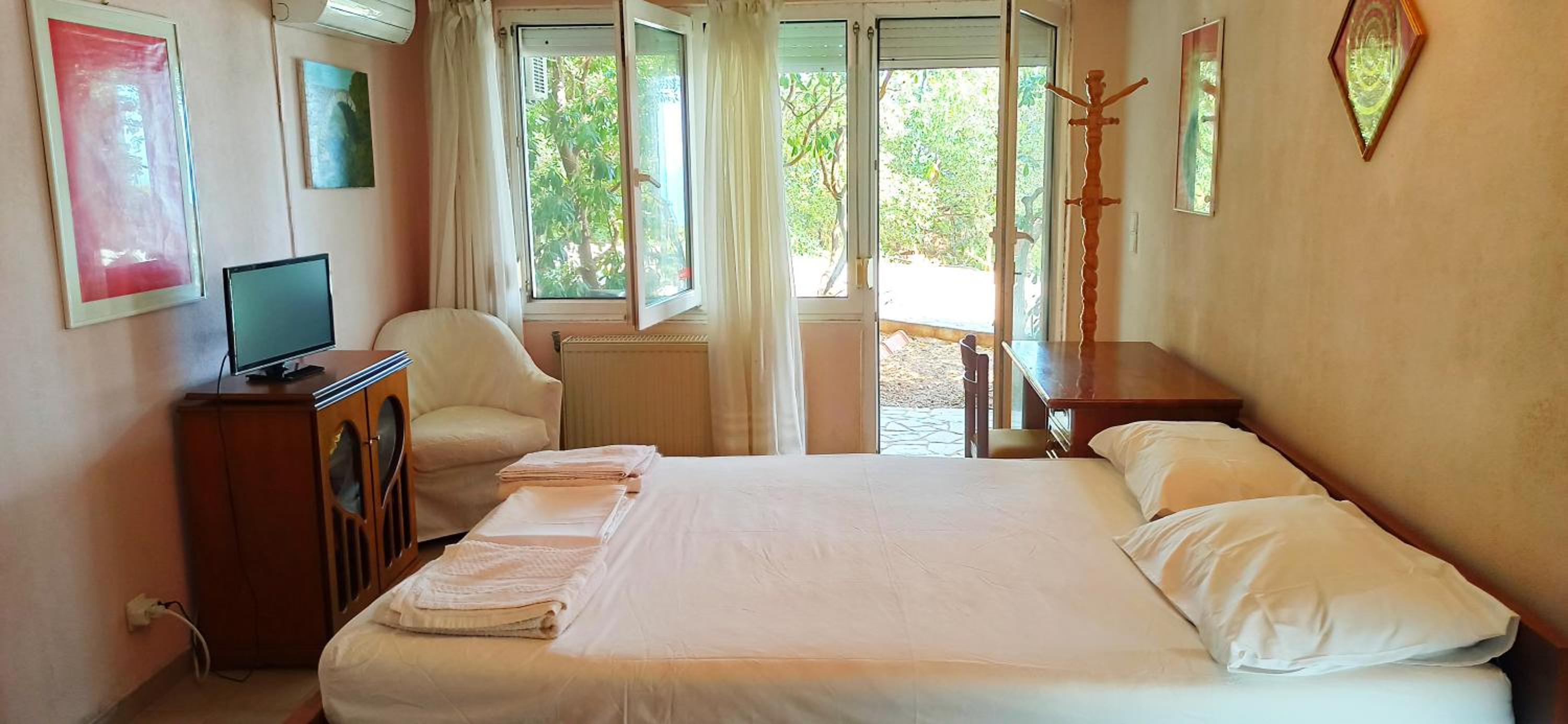 Spacious guesthouse with garden and seaview photo 2