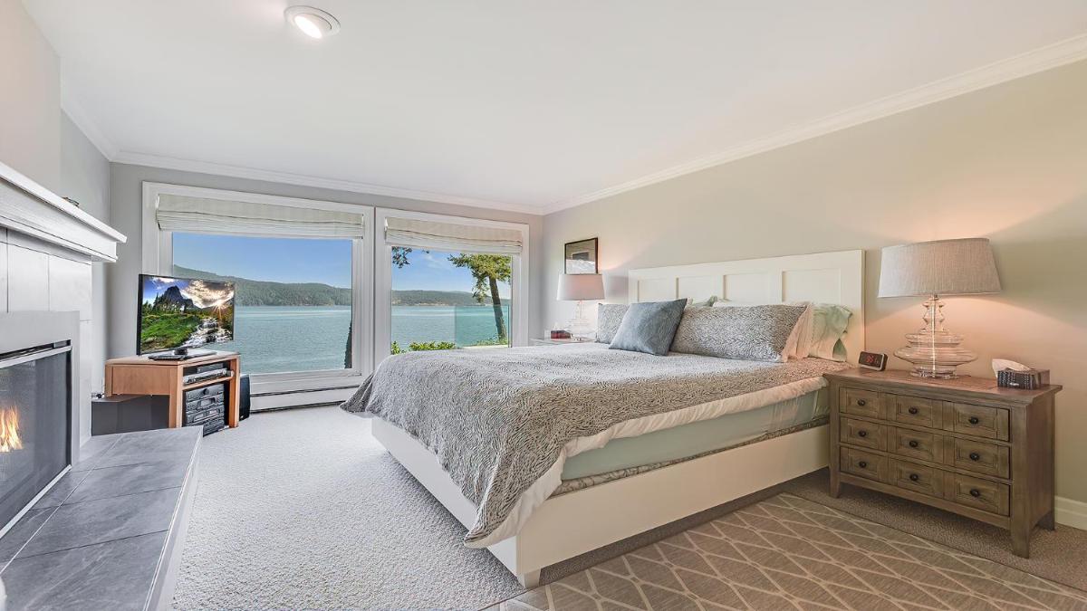 Deep Cove Retreat on the Ocean