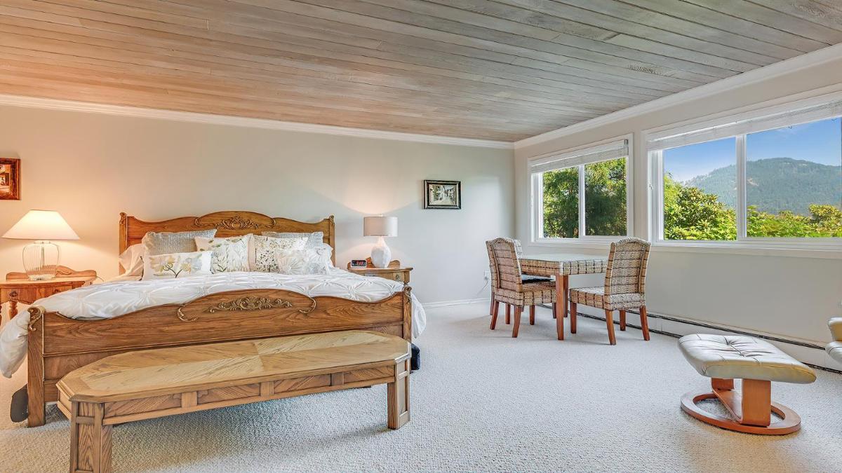 Deep Cove Retreat on the Ocean