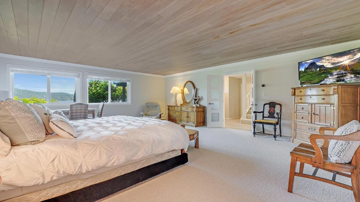 Deep Cove Retreat on the Ocean