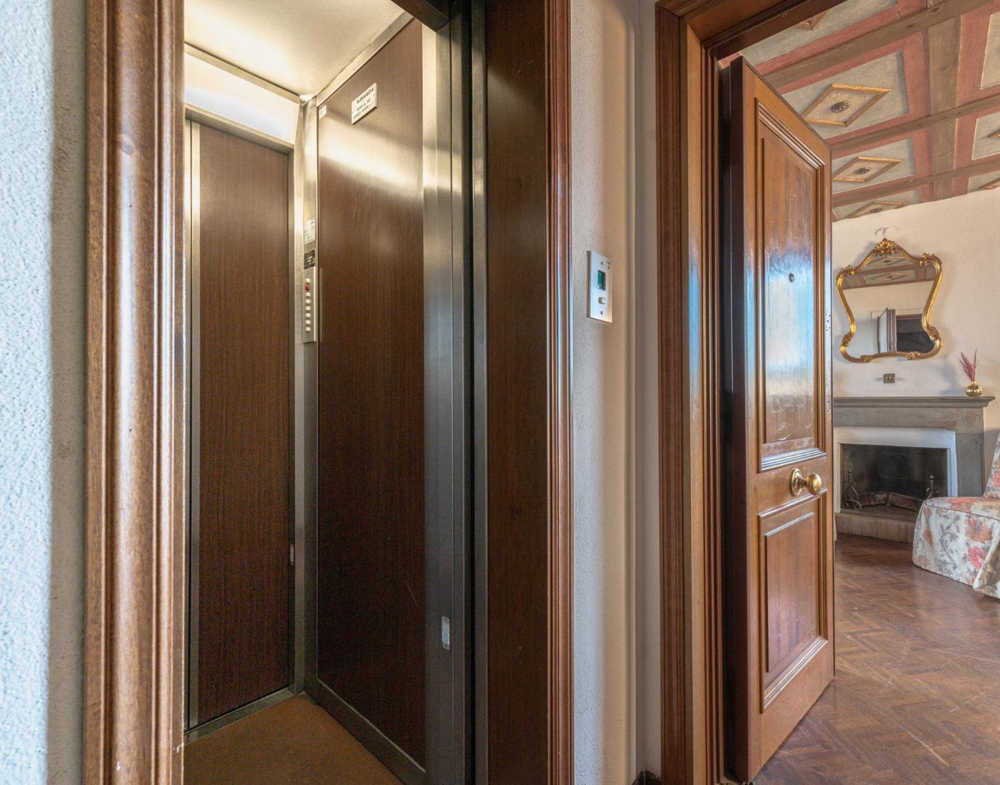 Via Lamberti, 3 - Florence Charming Apartments - Charming and historic 5th-floor attic apartment with elevator in a building at the heart of vibrant Floren