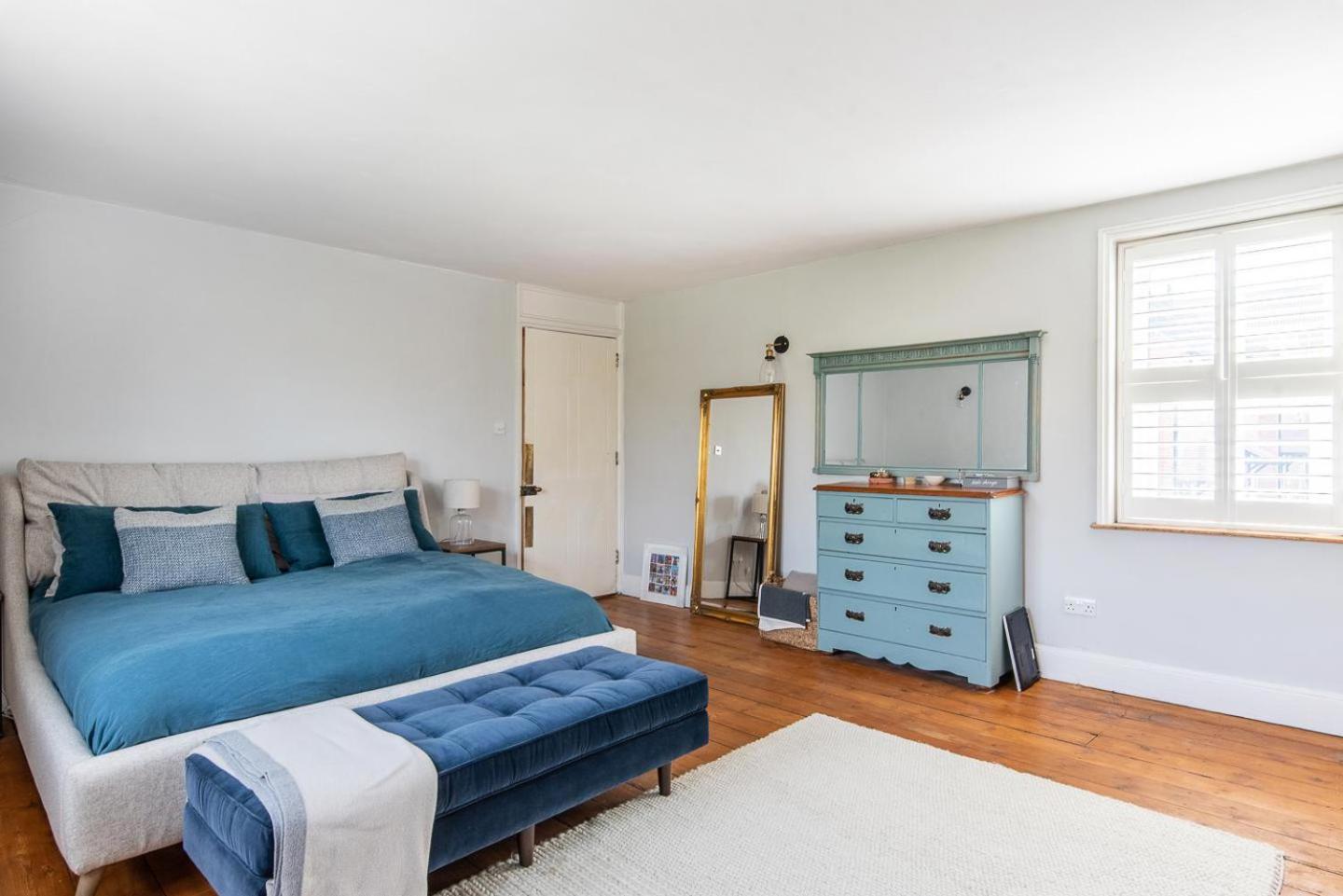 Luxury House sleeps 14 with Secret Bar near Bath view 4