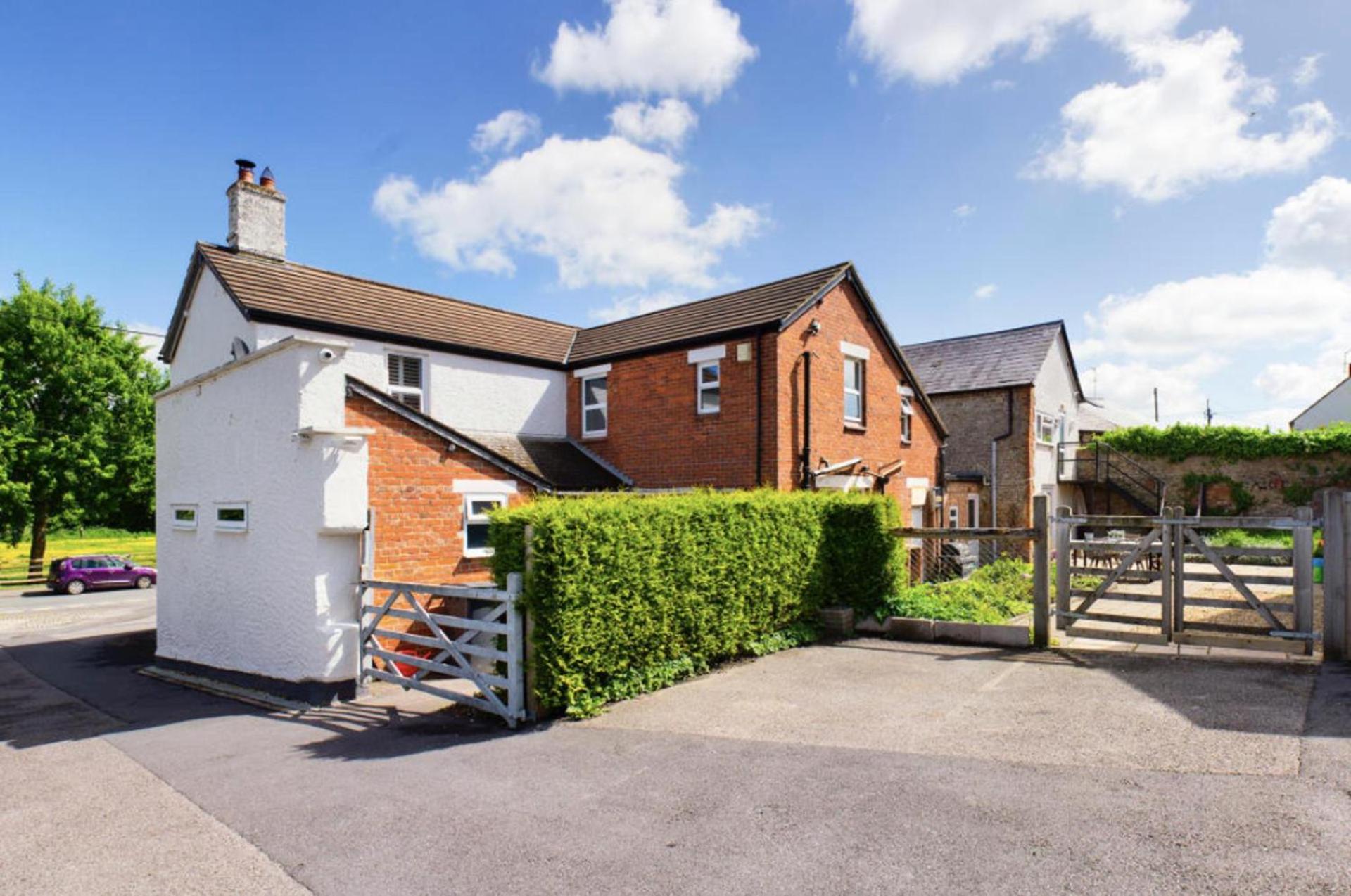 Warminster Vacations - Beautiful 6 bed home - Bar  Vast Living Space - Property Image 5