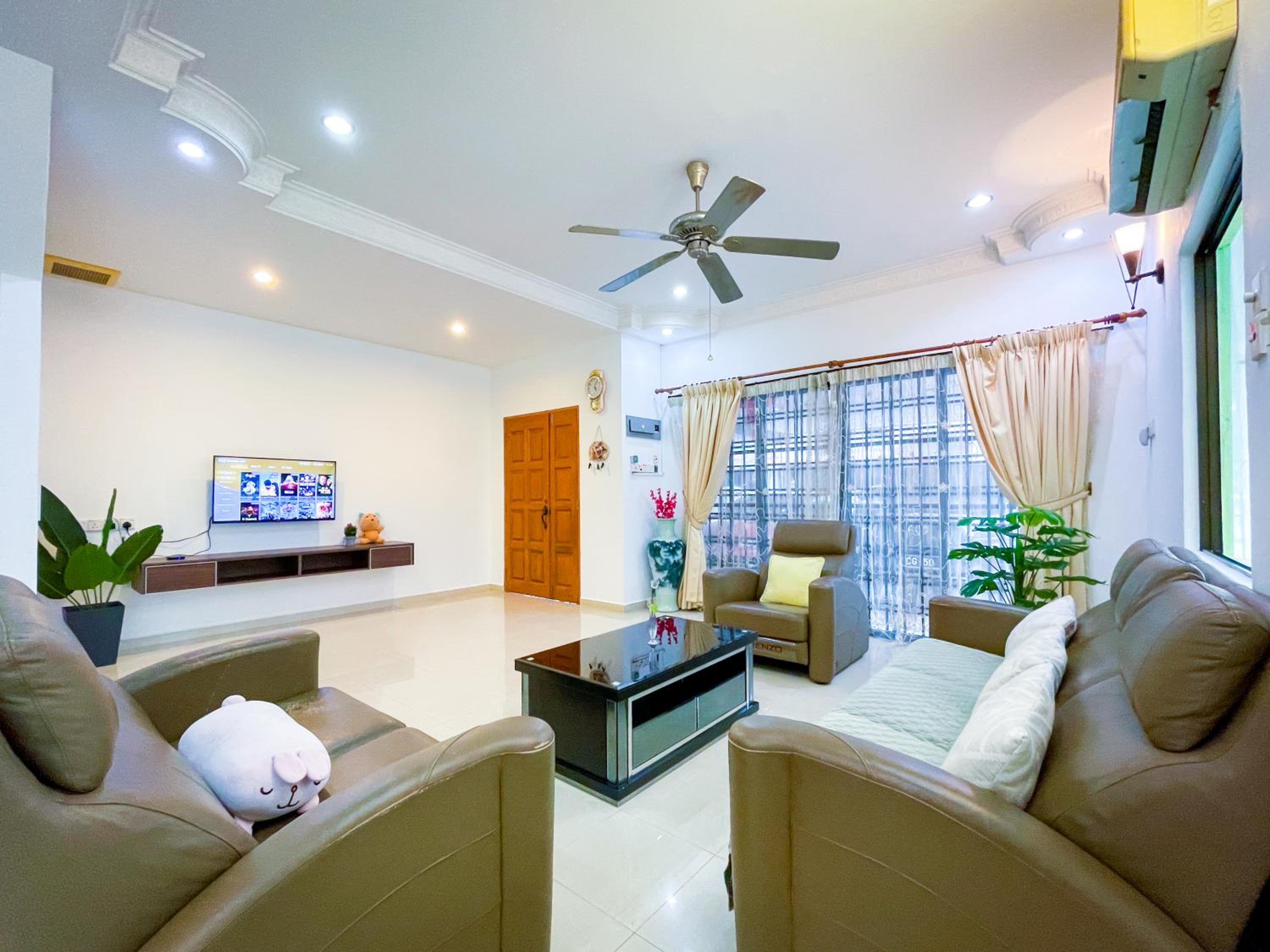 Tupai Mas Semi-D 4BR 2mins to LakeGarden & Zoo photo 3