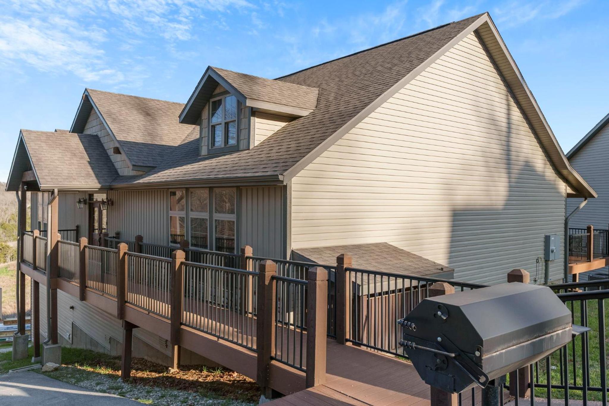 Luxe Lodge Gaming Paradise W Breathtaking Lake Views Indoor Pool Close to SDC view 4