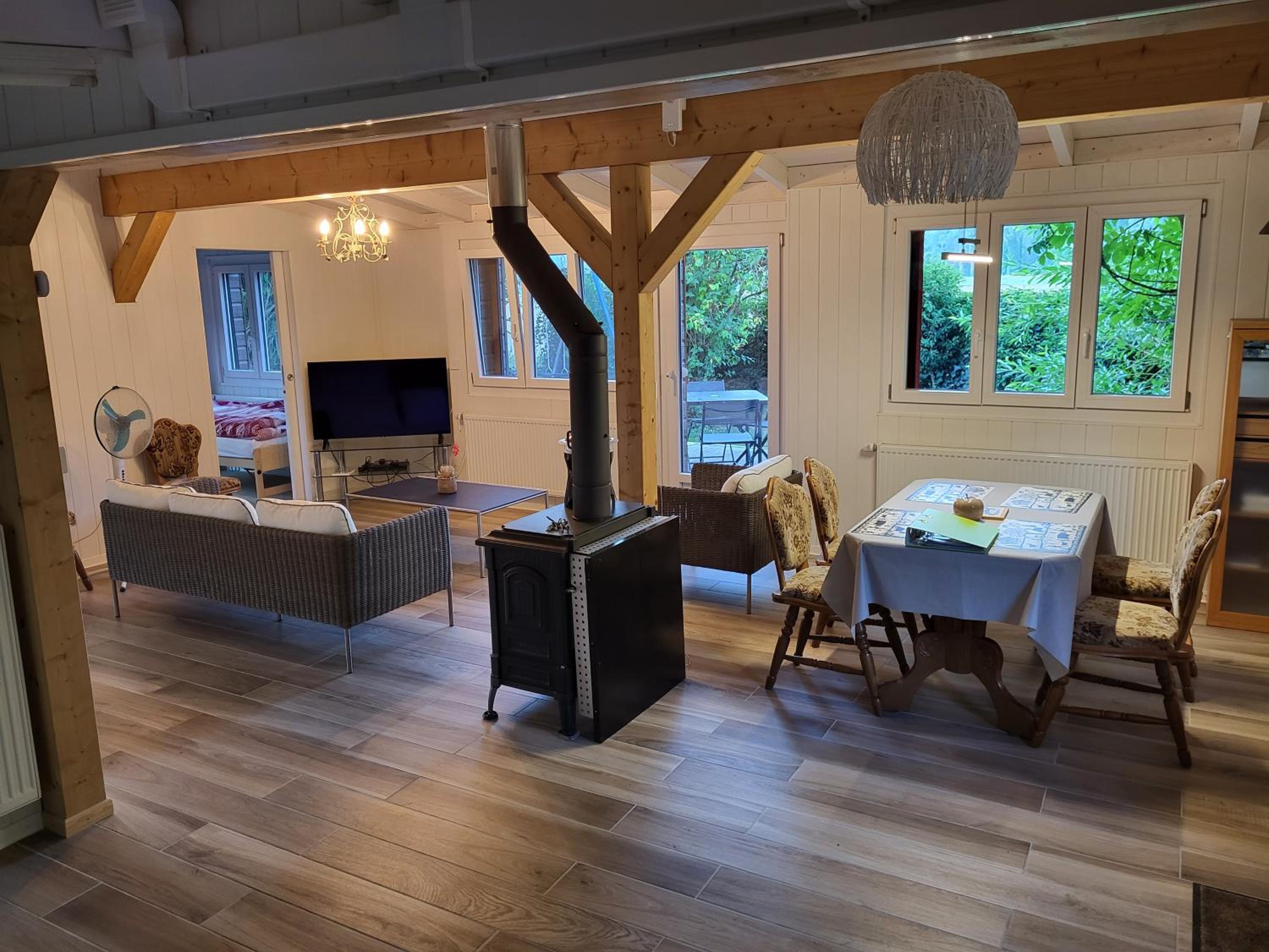 Rhône Cottage 4, villa, jardin, vélos, balançoires, jeux, 200m étang Vieux Rhône