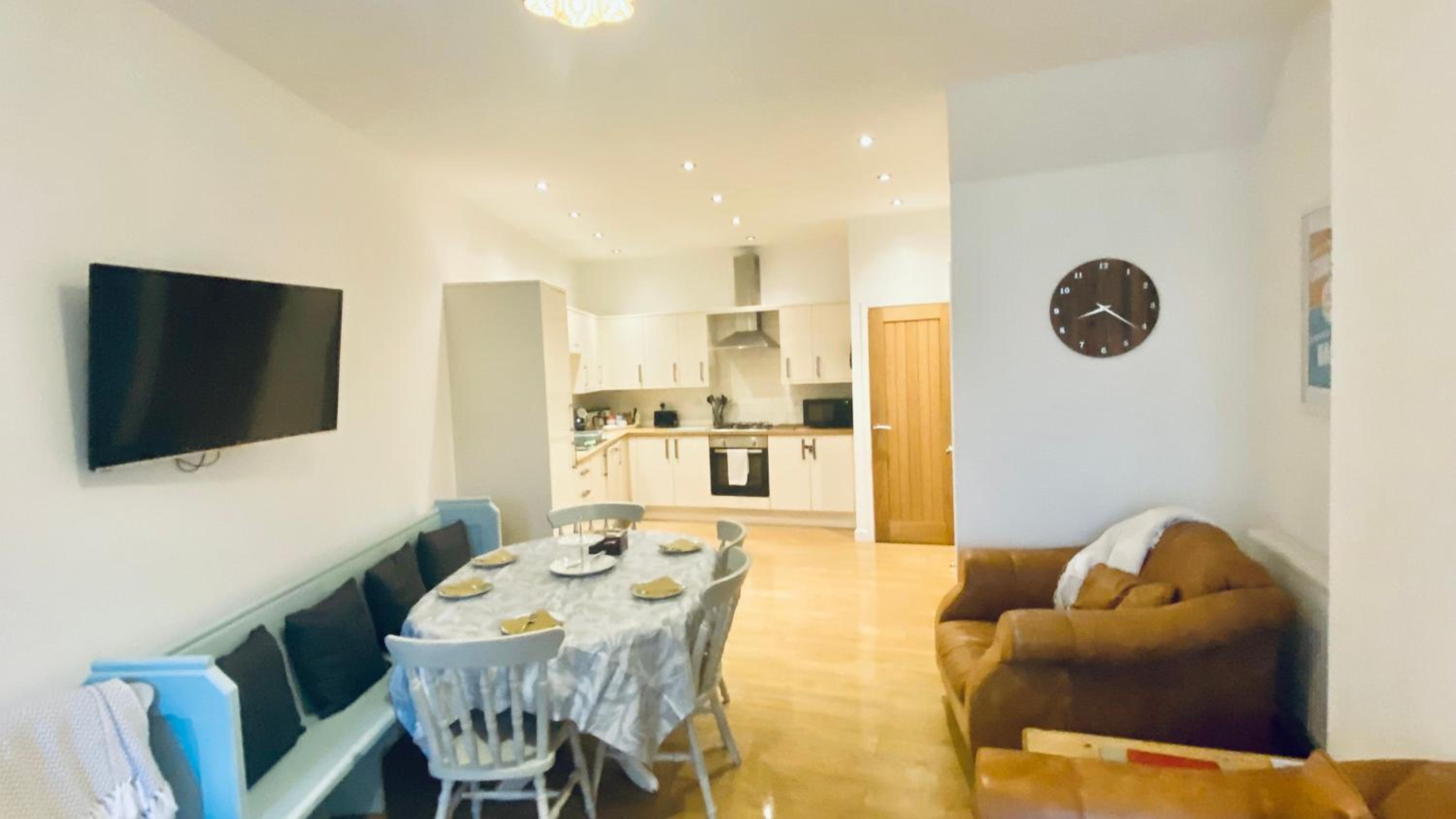 The Bonting beautiful three bed townhouse near harbour and beach view 3