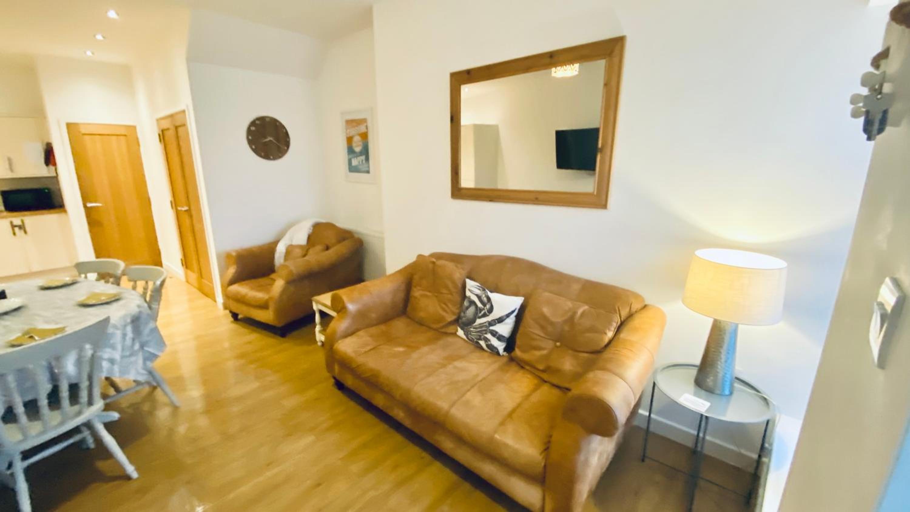The Bonting beautiful three bed townhouse near harbour and beach view 4