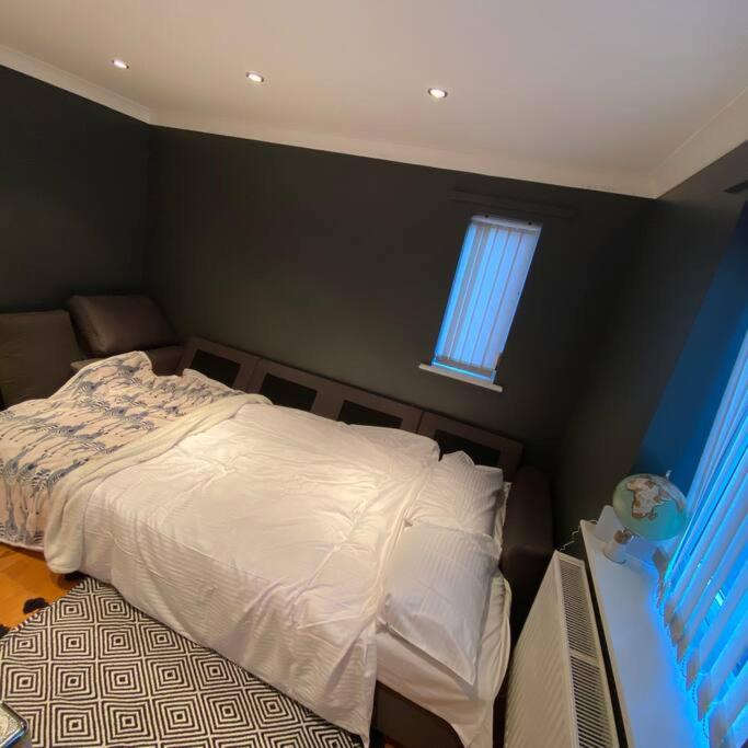 Luxury 4-5 Bed Home with Games Room and Balcony view 5