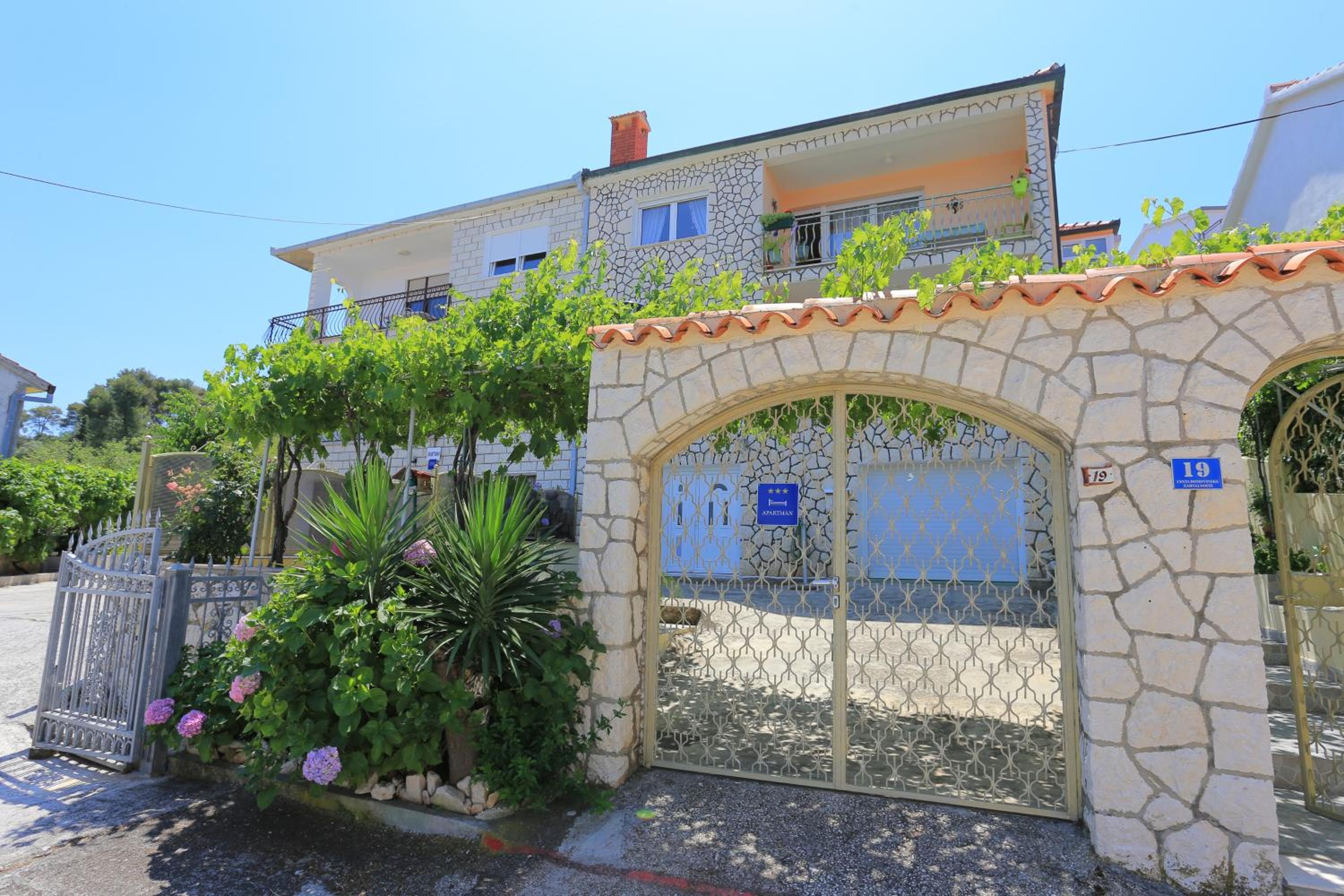 Apartments by the sea Arbanija, Ciovo - 18661 view 3