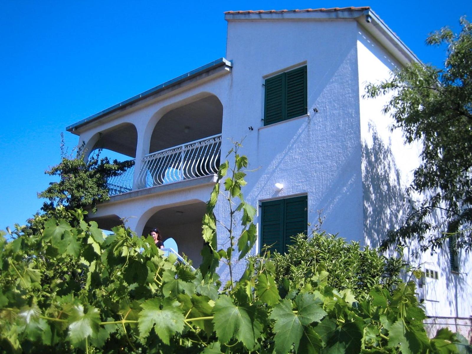 Apartments by the sea Necujam, Solta - 18664 view 2