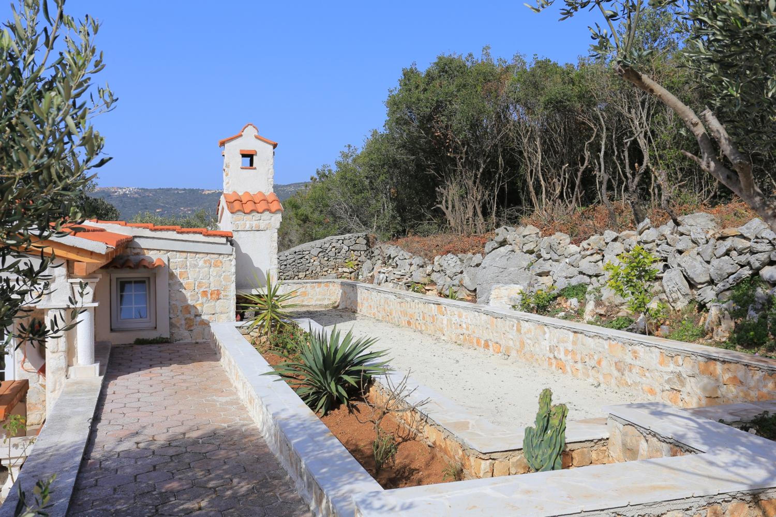 Photo 8