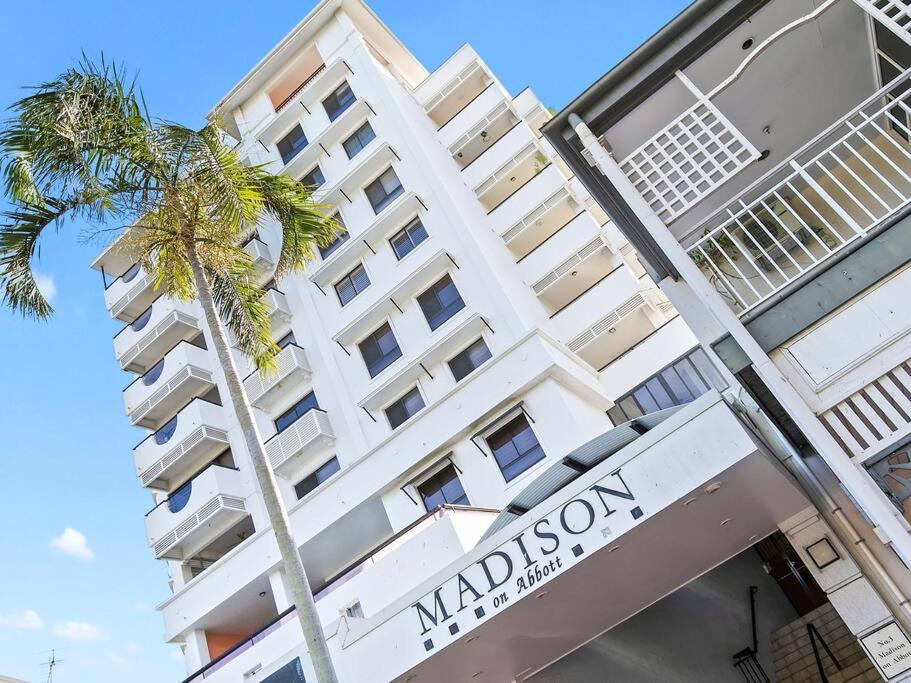 Hotel 3 BEDROOM CBD WATERFRONT LUXURY APARTMENT - Image 1