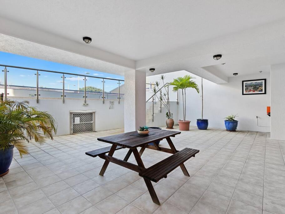 3 BEDROOM CBD WATERFRONT LUXURY APARTMENT