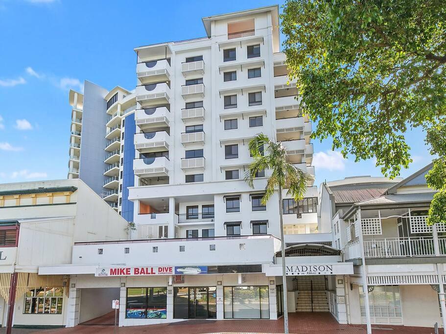 3 BEDROOM CBD WATERFRONT LUXURY APARTMENT