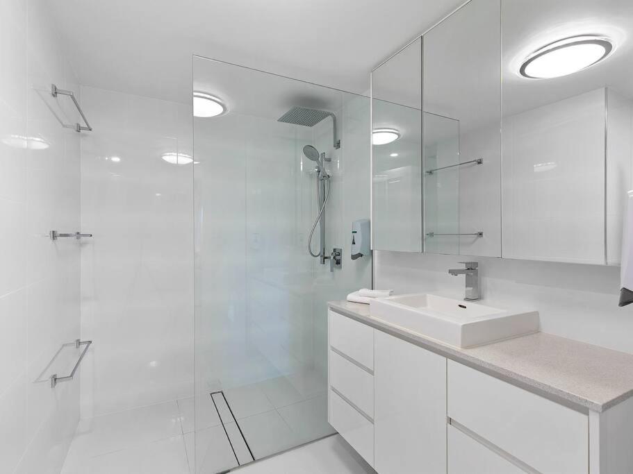 3 BEDROOM CBD WATERFRONT LUXURY APARTMENT